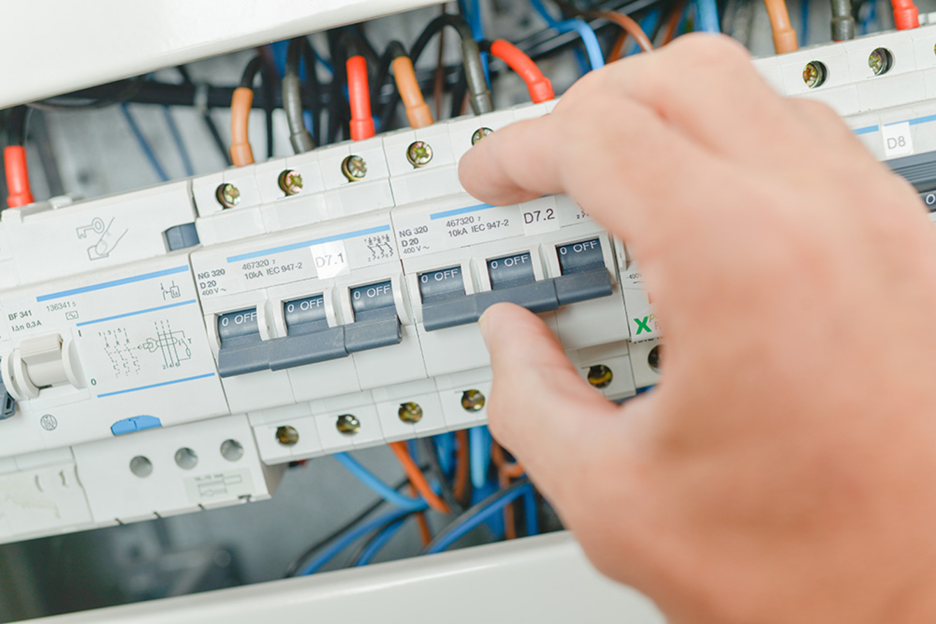 Schalt­schrank­bau bei Elektroinstallation R. Mittag GmbH in Großkmehlen